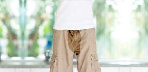 Vem lägger ut en bild på en fyraåring som har kissat i byxorna, för hen inte kunde hålla sig?